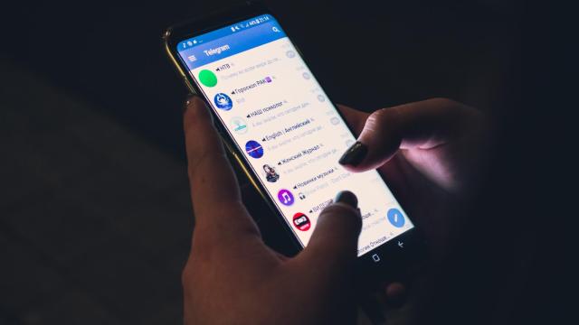 La app de Telegram en un móvil.