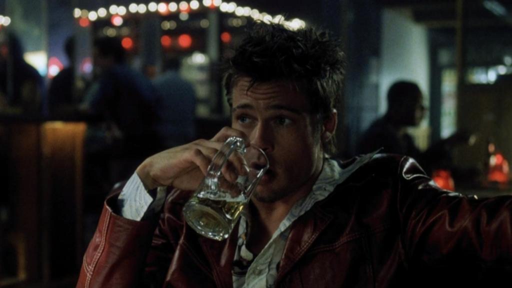 Brad Pitt bebiendo una cerveza en El club de la lucha