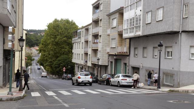 Edificio desde donde se cayó la menor en O Carballiño.