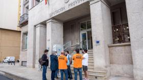 Representantes del comité de empresa de Alu Ibérica en A Coruña a las puertas de la Diputación