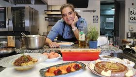 María Jiménez, cocinera profesional y profesora de la Escuela Alambique, junto algunas elaboraciones.