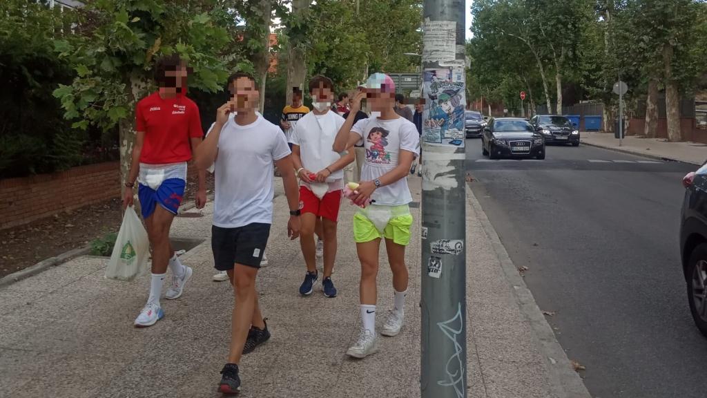 Los novatos, en pañales, llevan la bebida de los veteranos.