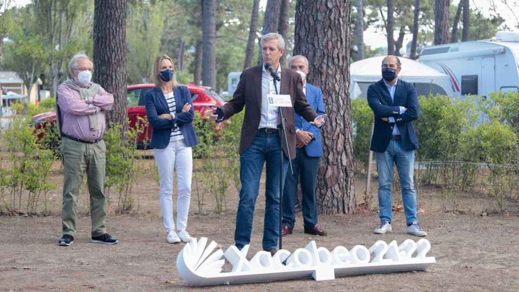 EL vicepresidente de la Xunta, Alfonso Rueda, durante una visita al ‘camping’ de Baiona.