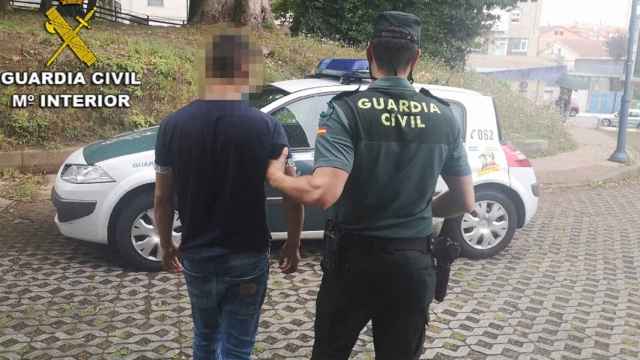 Un agente detiene al joven interceptado.