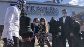 El alcalde de Vigo y la gerente del centro comercial durante la inauguración.