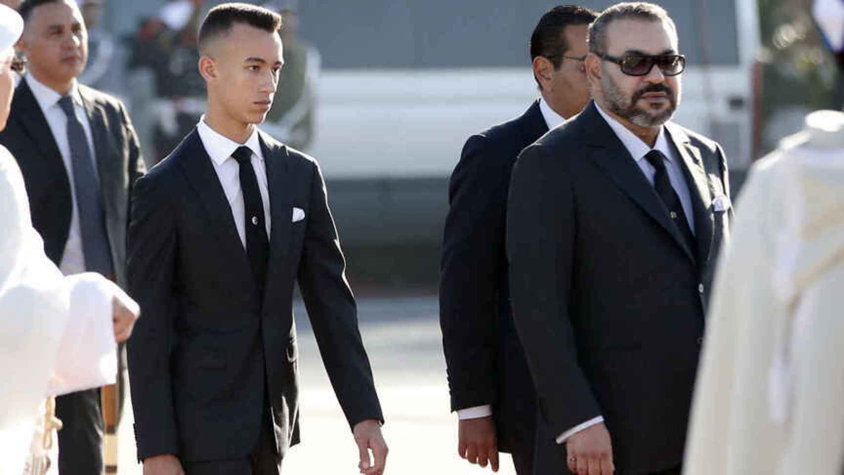 Moulay Hassan, detrás de su padre, el rey Mohamed VI, en Rabat en 2019.
