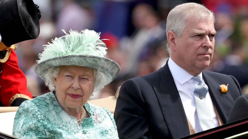 Isabel II junto a su hijo, el príncipe Andrés, en una imagen de archivo fechada en junio de 2018.