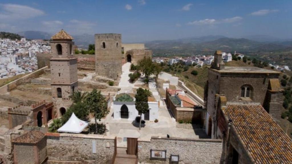 El castillo de Álora se reconvirtió en cementerio.