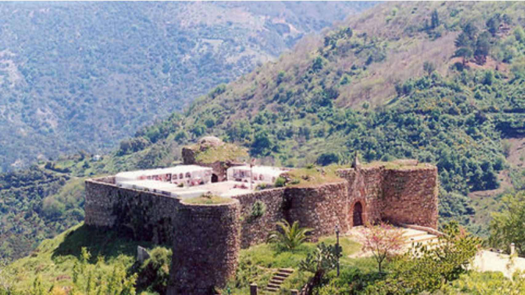 El castillo de Benadalid también se uso como camposanto.