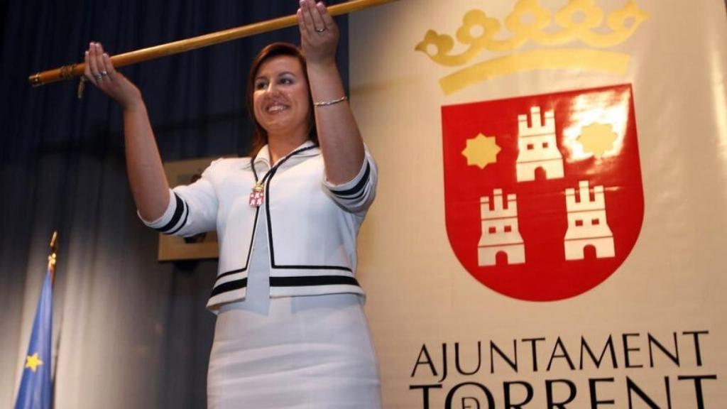 María José Catalá, cuando tomó la vara de mando como alcaldesa de Torrent en 2007. EE