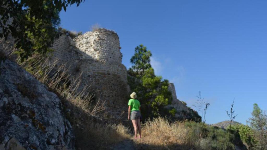 El castillo de Cártama te devuelve la mirada desafiante.