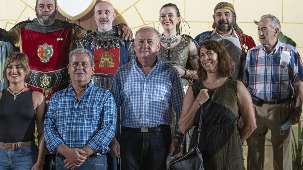 El alcalde, Sebastián Cañadas,  con los participantes en las embajadas.