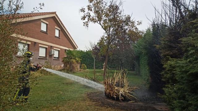 Incendio jardín vivienda