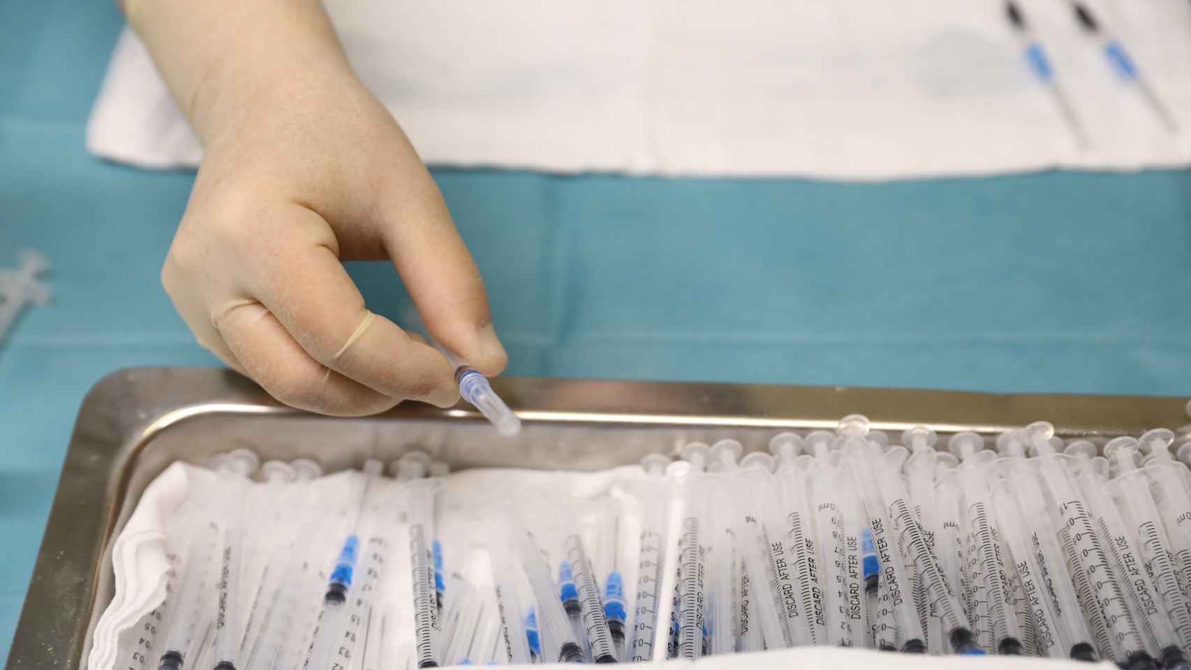 Varias dosis de la vacuna de Pfizer en el dispositivo puesto en marcha para vacunar contra el coronavirus, en las instalaciones del Hospital General Universitario Gregorio Marañón, a 20 de agosto de