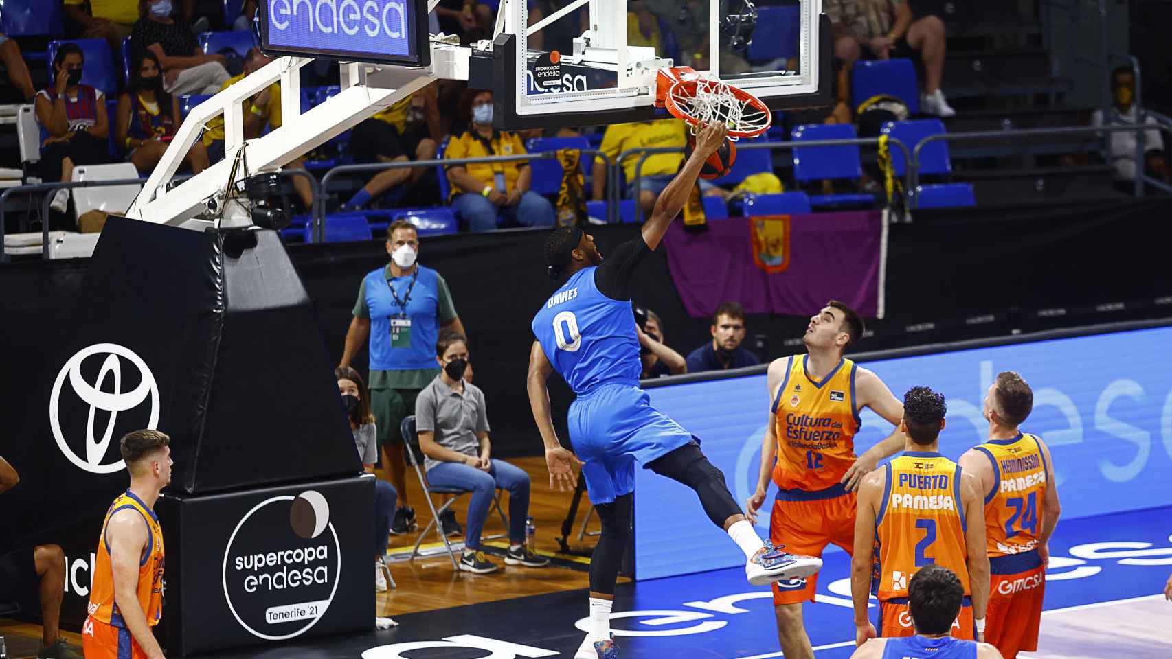 Brandon Davies hace un mate ante Valencia Basket en la Supercopa Endesa
