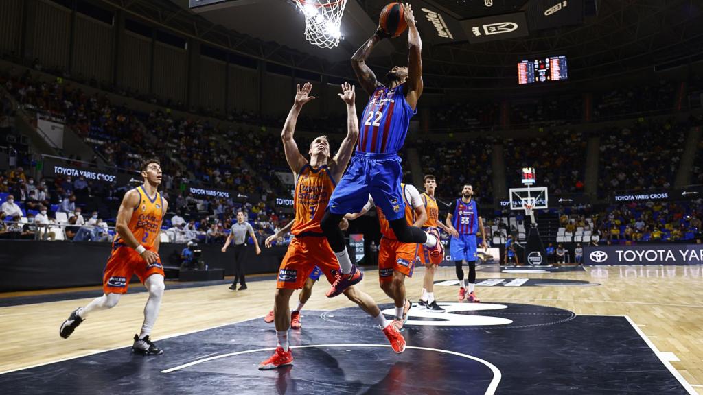 Entrada a canasta de Cory Higgins contra Valencia Basket en la Supercopa