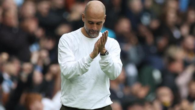 Pep Guardiola, dirigiendo al Manchester City