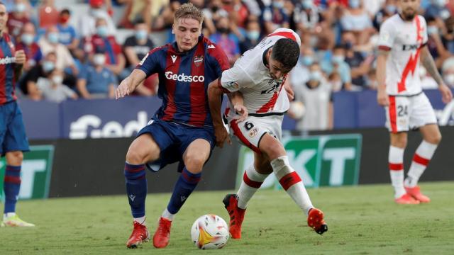 Comesaña disputa un balón ante la defensa del Levante