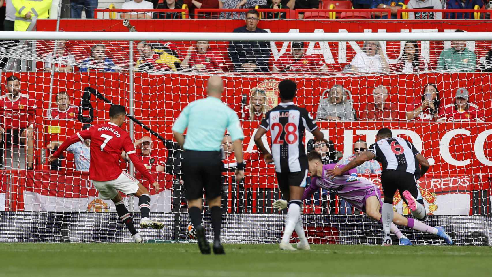 Cristiano celebra su primer gol con el Manchester United