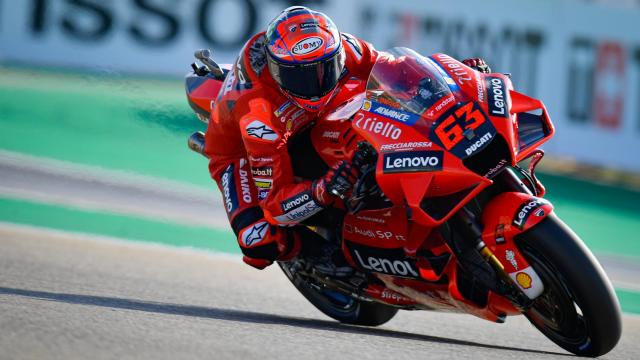 Pecco Bagnaia traza un viraje, en el circuito MotorLand Aragón.