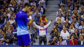 Un fan de Djokovic enloquece entre el público del US Open