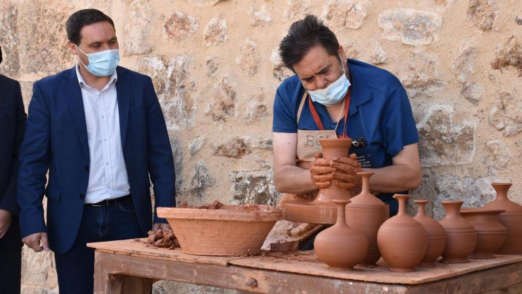 Martínez Chana, presidente de la Diputación de Cuenca, en una empresa de la provincia