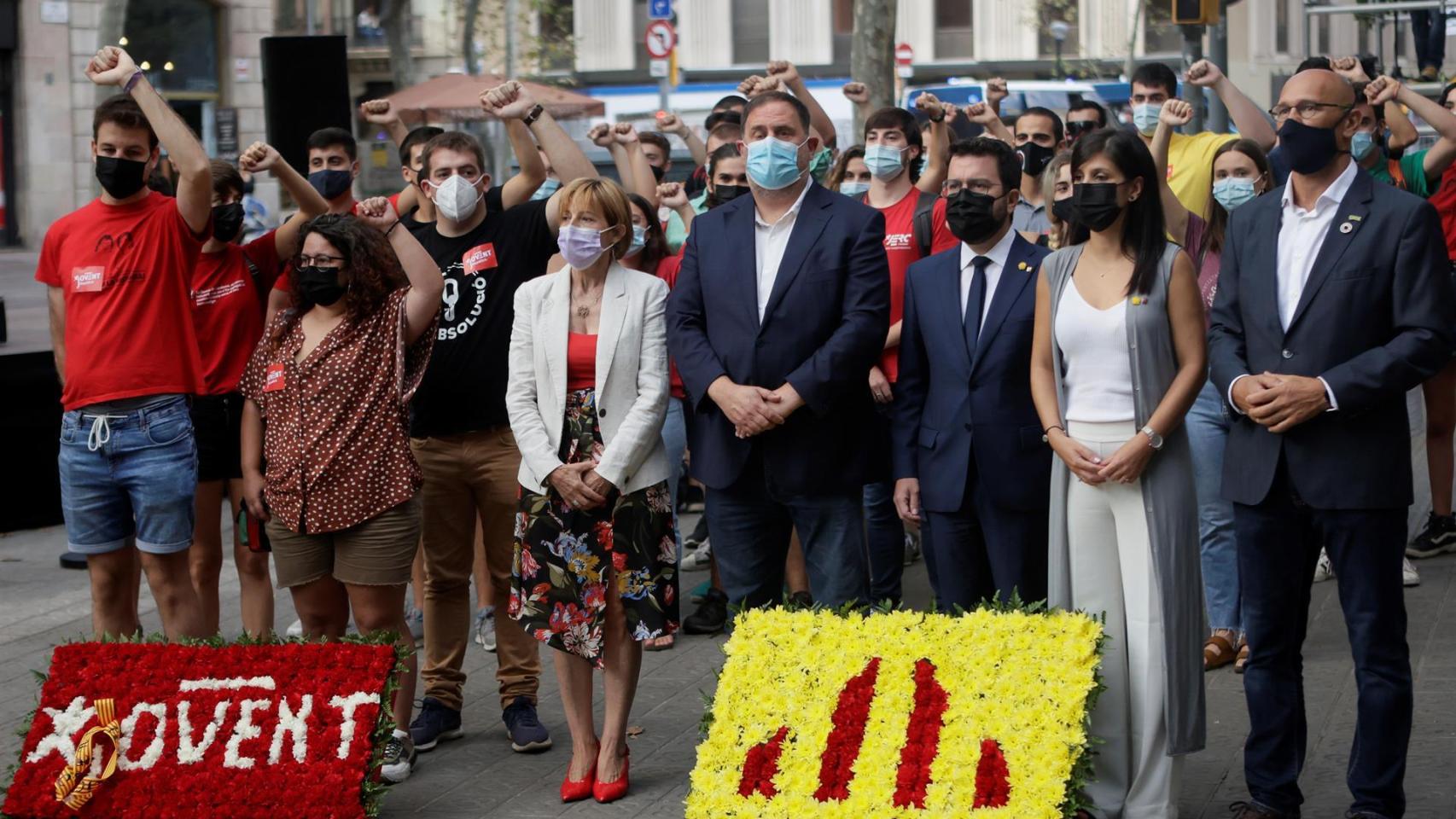 El presidente de la Generalitat, Pere Aragonès, acompañado del presidente de ERC, Oriol Junqueras, durante la ofrenda floral del Govern .