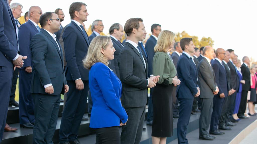 La vicepresidenta Nadia Calviño junto a su homólogo austríaco, Gernot Blümel, durante la reunión del Eurogrupo y el Ecofin en Eslovenia