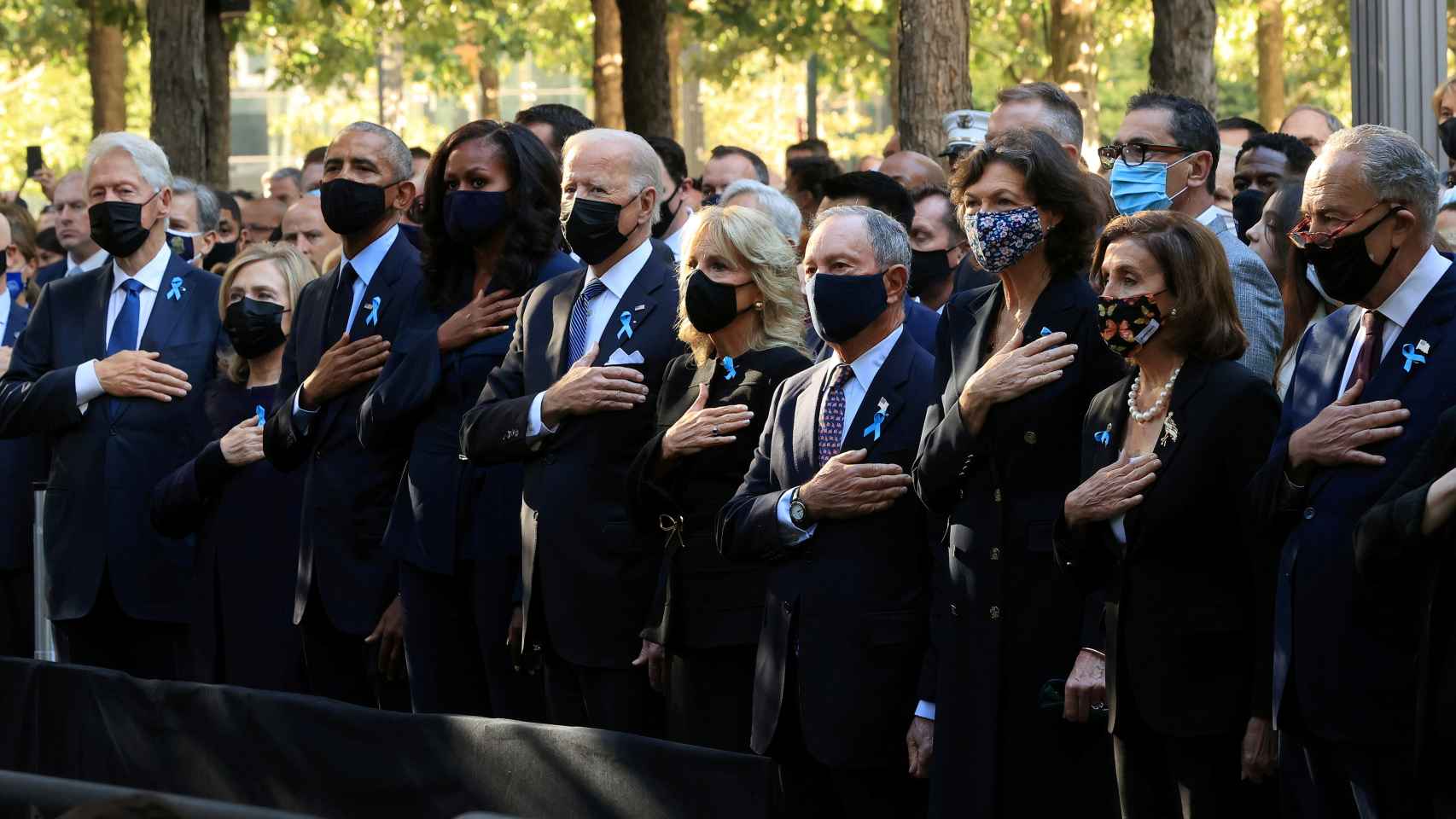 El presidente de EEUU, Joe Biden, junto a la primera dama Jill Biden,  los expresidentes Barack Obama y Bill Clinton y las ex primeras damas Hillary Clinton y Michelle Obama.