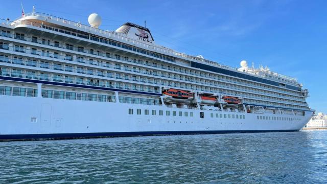 El ‘Viking Sky’ llegó este mediodía al puerto coruñés