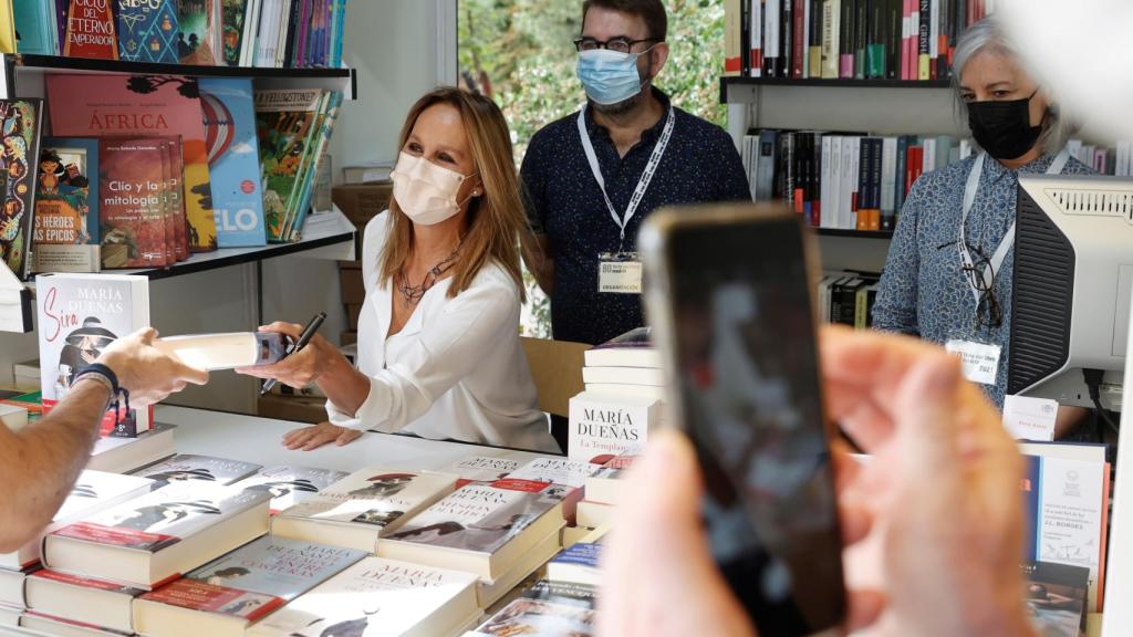 María Dueñas firmando ejemplares de sus novelas este sábado.