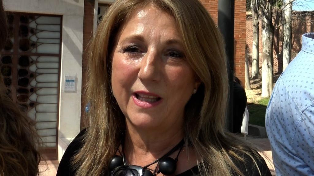 Cristina Sevilla atendiendo a los medios de comunicación este domingo.