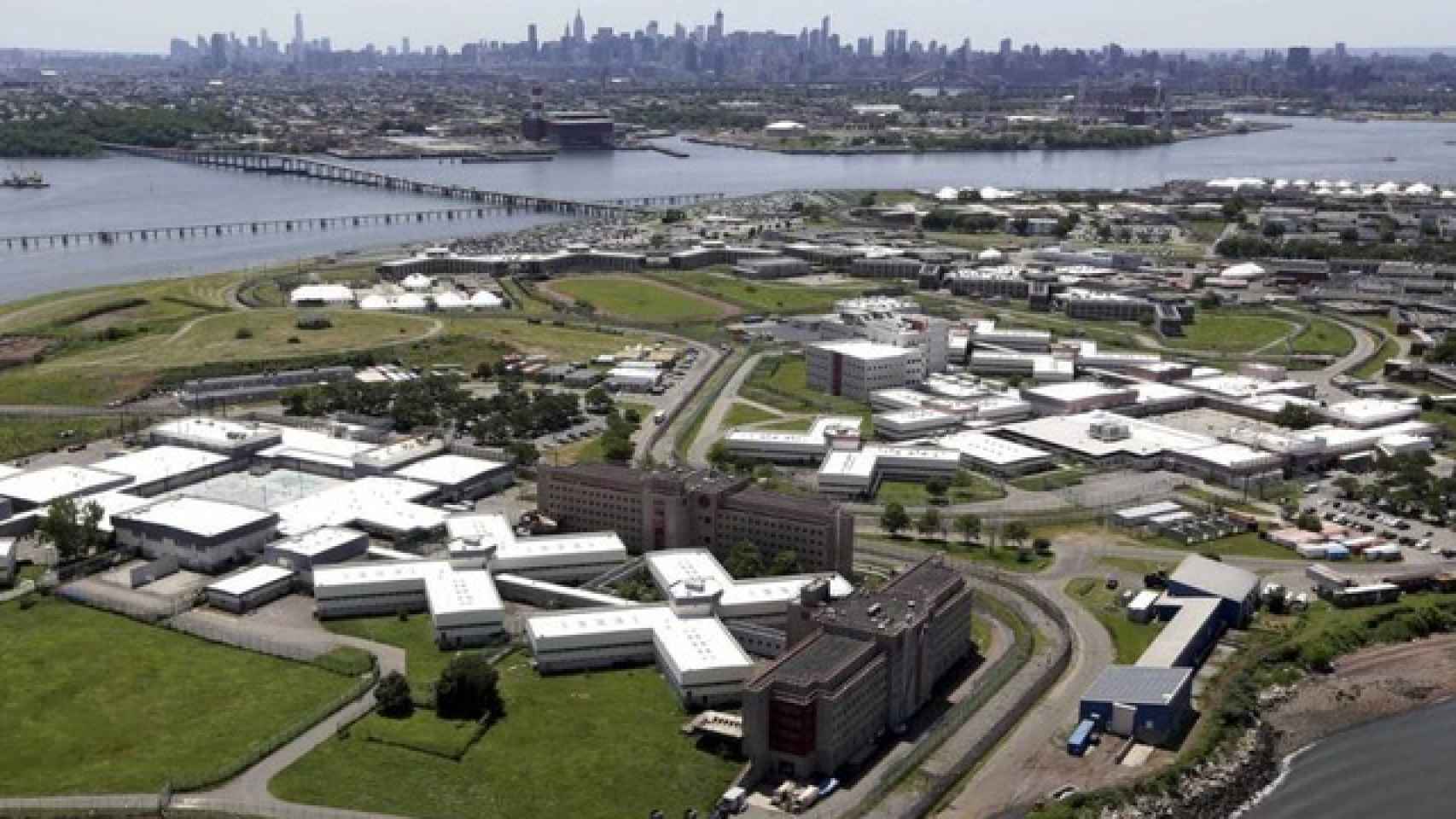 Imagen aérea de Rikers Island con la ciudad de Nueva York al fondo.