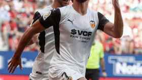 Carlos Soler y Gonçalo Guedes, celebrando un gol en el Osasuna - Valencia