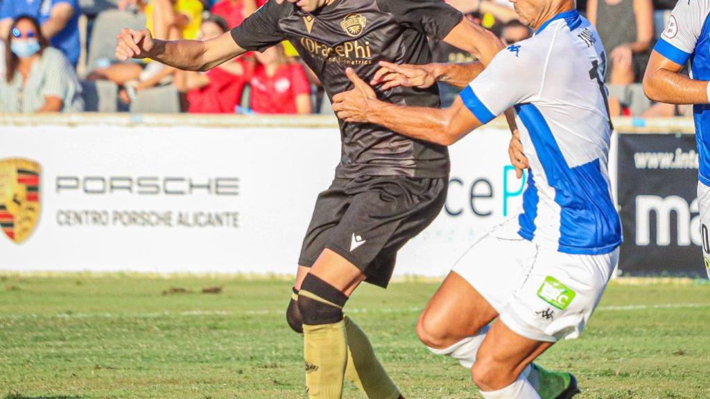 Disputa por un balón en el encuentro entre el Hércules y el  Intercity.