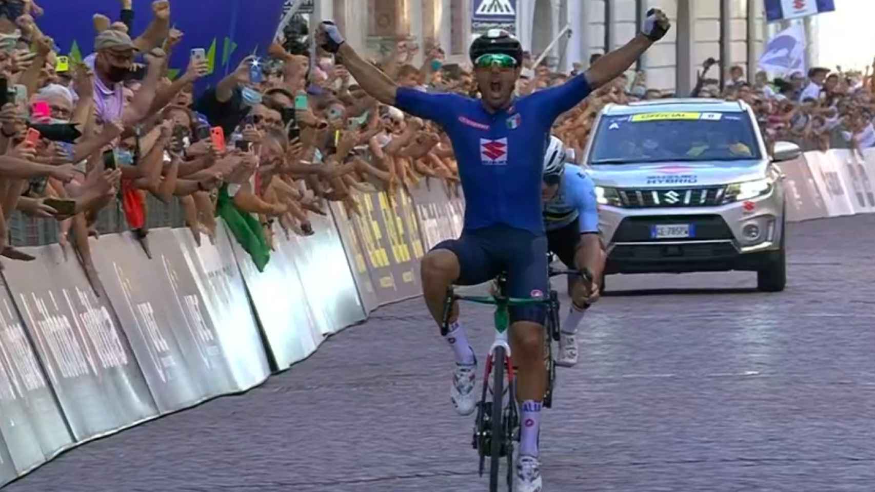Colbrelli celebra su victoria sobre Evenepoel en el Campeonato de Europa de ciclismo