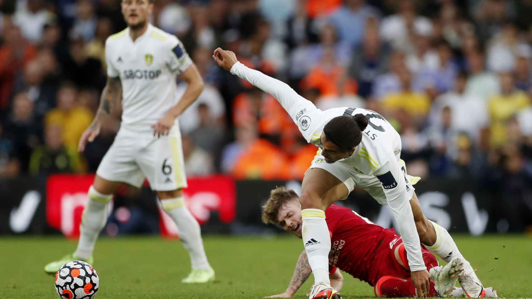 Harvey Elliott, en el suelo durante el Leeds United - Liverpool