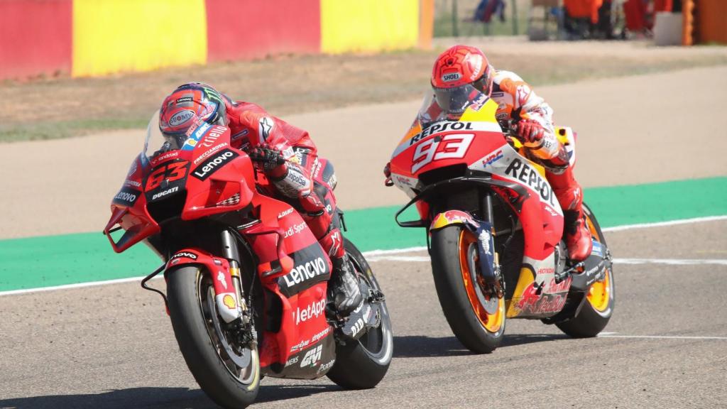 Marc Márquez persigue a Bagnaia en MotorLand