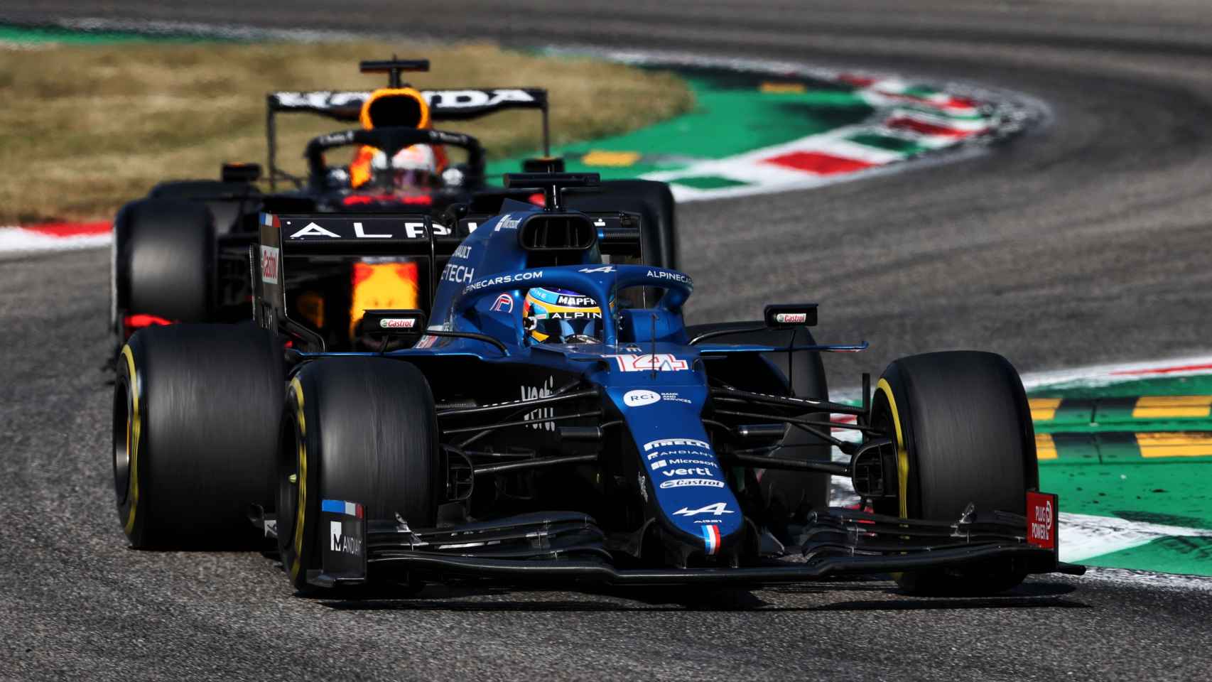 Fernando Alonso perseguido por 'Checo' Perez en Monza
