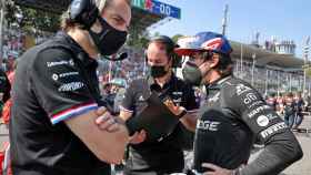 Fernando Alonso habla en Monza junto a sus ingenieros