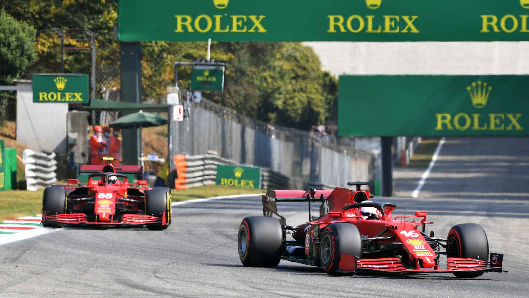 Charles Leclerc rodando por delante de Carlos Sainz