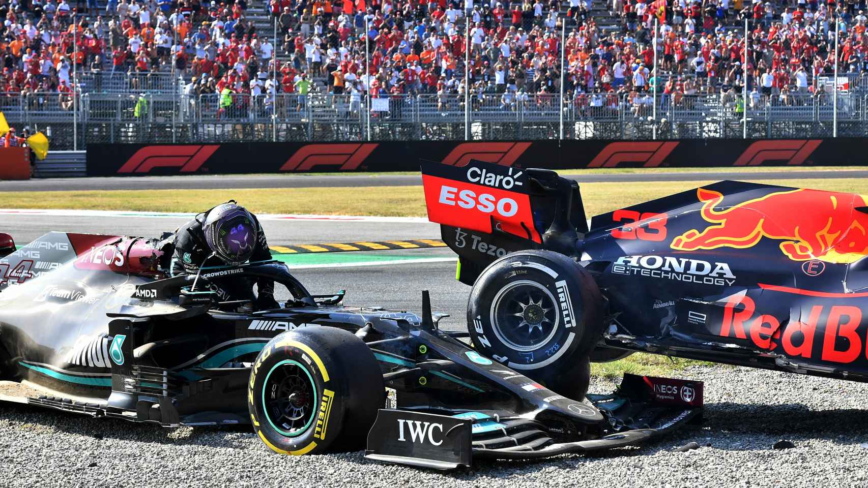 Hamilton saliendo de su Mercedes tras el accidente con Verstappen en Monza