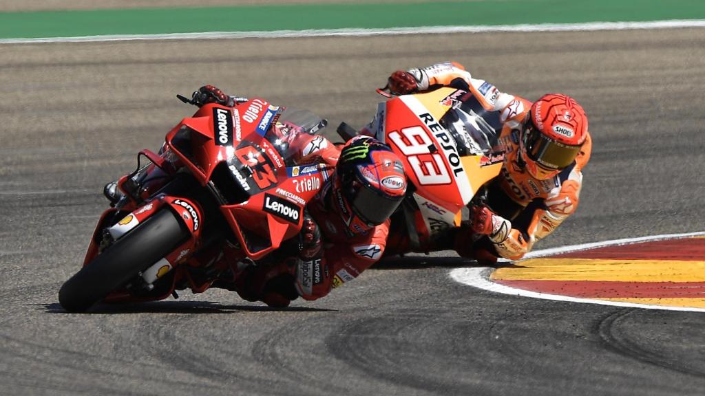 Pecco Bagnaia lidera la carrera de MotoGP del Gran Premio de Aragón, seguido de Marc Márquez.