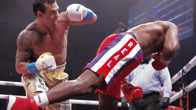 Belfort golpeando a Holyfield