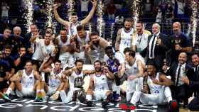 El Real Madrid celebra el título de la Supercopa Endesa 2021