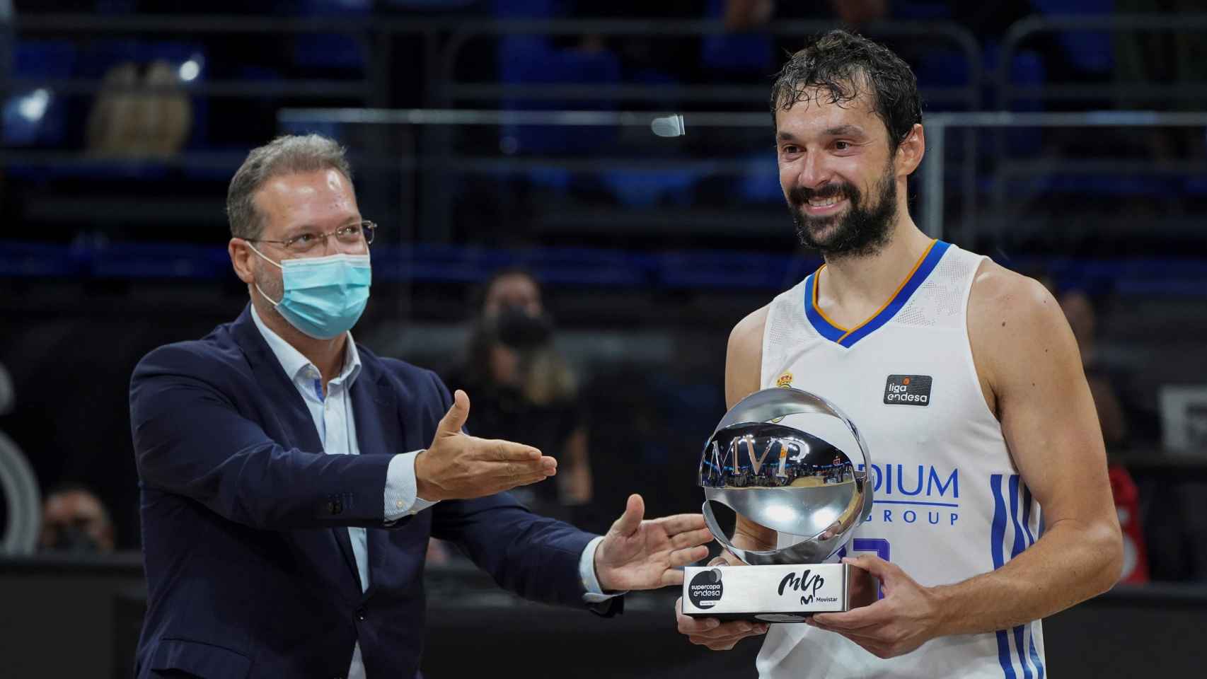 Sergio Llull recibiendo el premio de MVP de la Supercopa Endesa 2021
