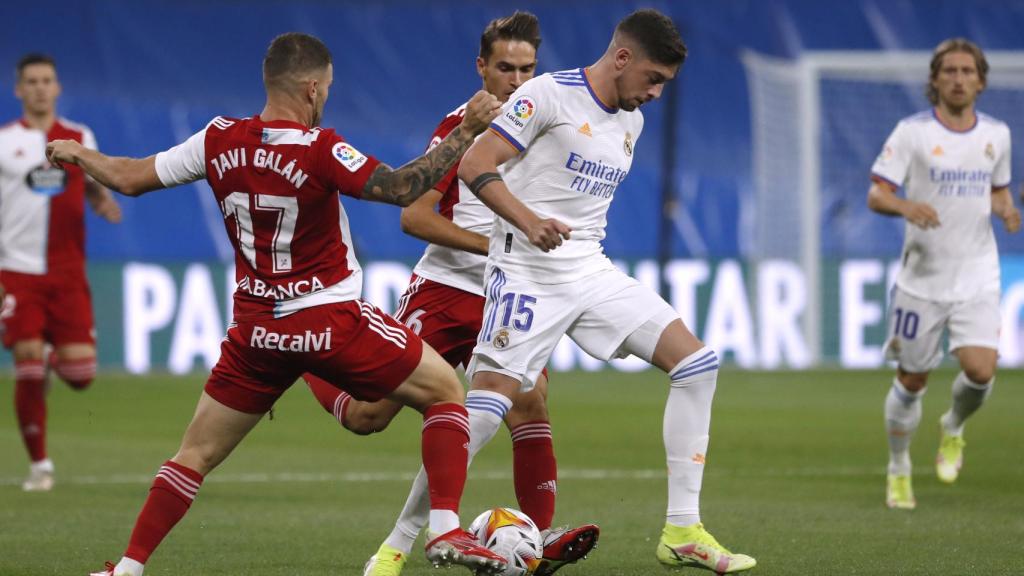 Fede Valverde pelea un balón ante el Celta