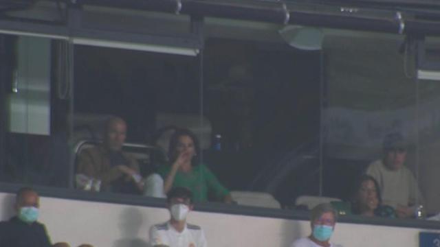 Zinedine Zidane, junto a su esposa, en un palco del Santiago Bernabéu durante el Real Madrid - Celta de Vigo