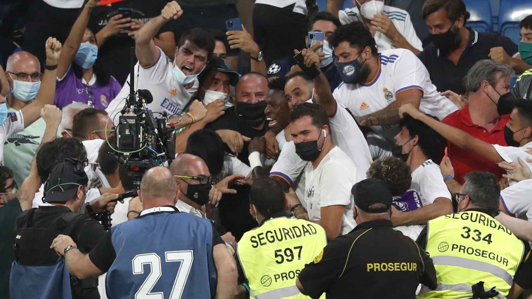 Vinicius salta a la grada del Santiago Bernabéu para celebrar su gol al Celta de Vigo