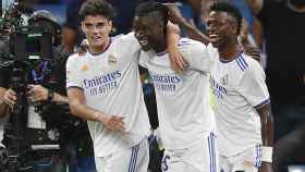 Camavinga celebra su primer gol con el Real Madrid junto a Miguel y Vinicius